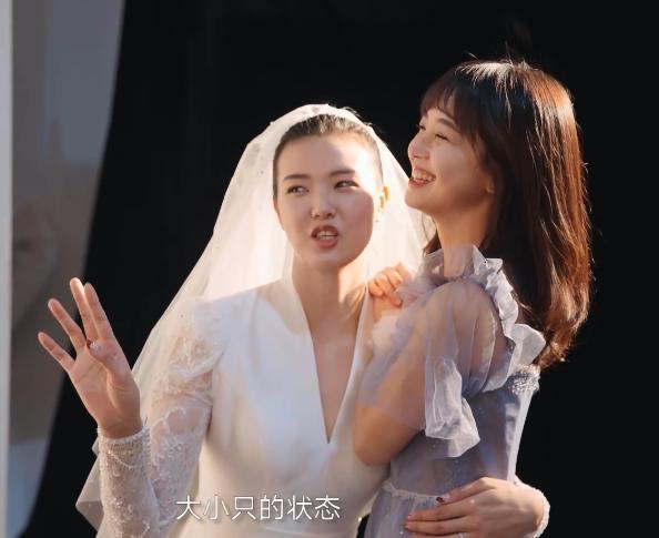 国手|久违!女排美女国手穿婚纱亮相,与好闺蜜一起录制节目笑靥如花