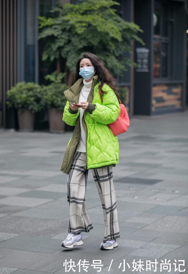 上衣|要想穿搭更前卫,不要只穿单调的单色裤,纹理裤搭配更时尚