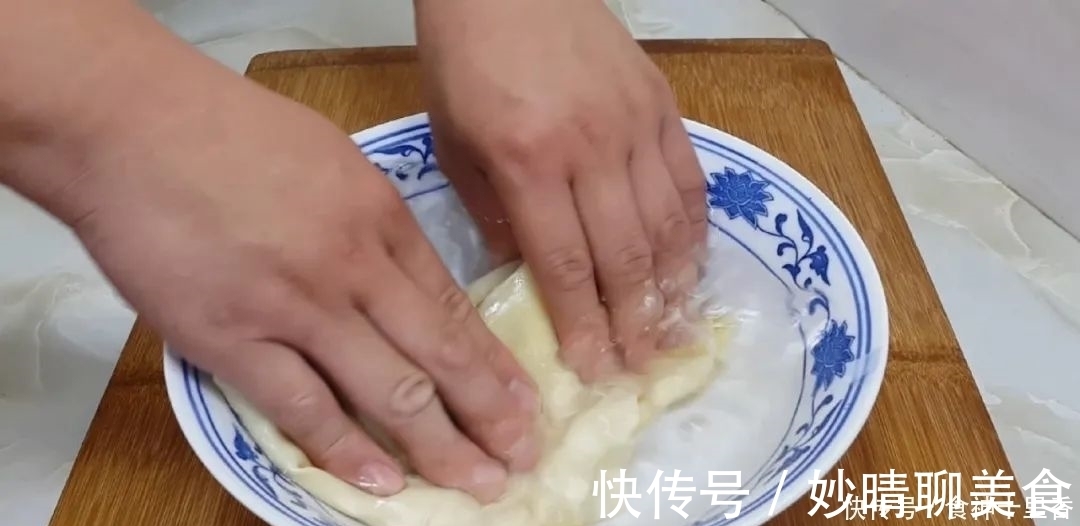 糯米又出新吃法，加2把红枣，个个焦脆又软糯，出锅孩子抢着吃