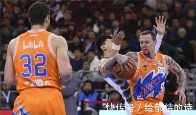 李春江|CBA土豪球队轰然倒下,外援10中一,李春江巧妇难为无米之炊!