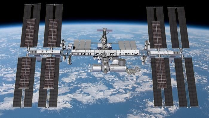 n宇航员完成7小时太空行走 为国际空间站的新太阳能电池阵列做准备