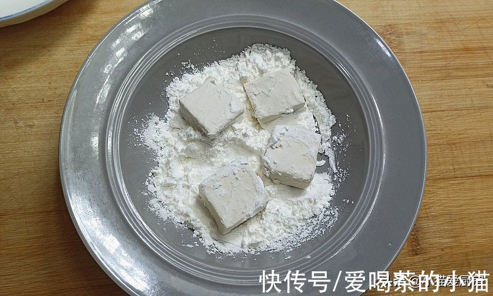 一道用嫩豆腐制作的“虾仁豆腐煲”，特别开胃，比吃火锅还过瘾