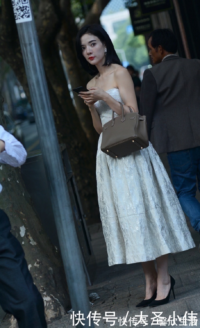 小姐姐|美女街拍短发小姐姐一袭抹胸白裙仙气十足,韵味悠扬