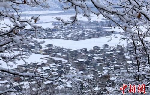 高原春雪分外妖娆 似丹青水墨画