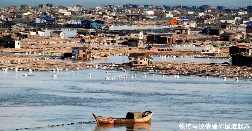 村庄|中国唯一一座“水上村庄”，房子全都浮在海上，大风大雨都刮不走