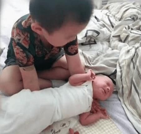 宝爸|出生一个月的弟弟一直哭闹,哥哥想方设法哄,却乐坏了宝爸宝妈