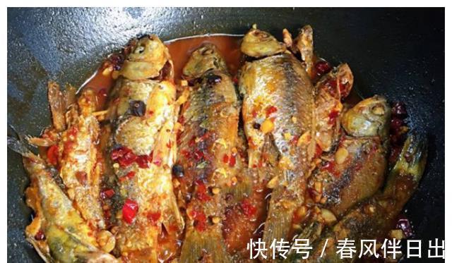 在家红烧杂鱼时，只要掌握这几个小技巧，一样能做出妈妈的味道！