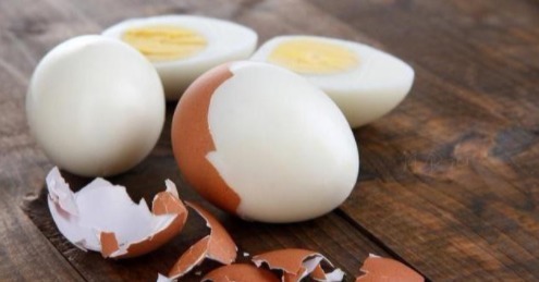 鸡蛋的蛋|水煮蛋时,不要直接下水煮了,多加1步,壳一碰就掉,又香又嫩