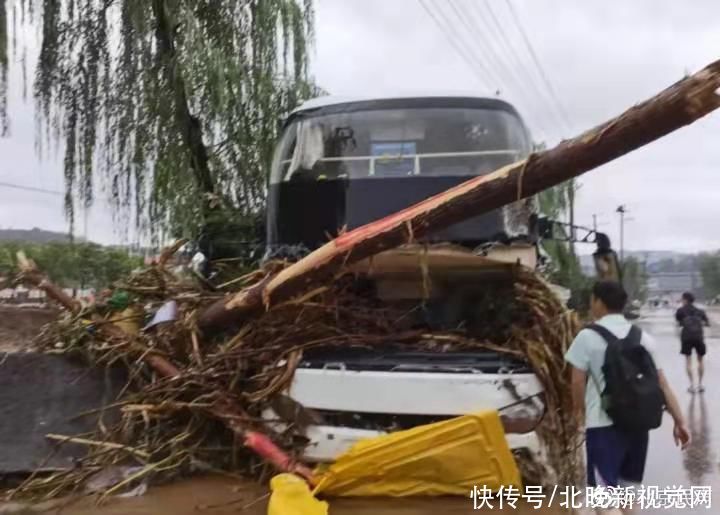 张淑玲|找到了！洪水中救下近70名师生的铲车英雄