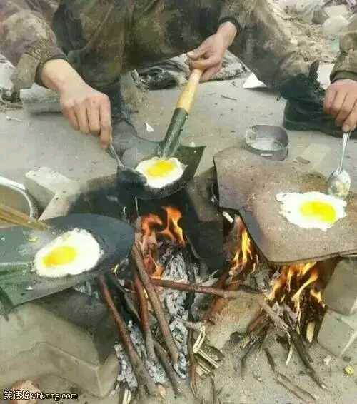 |搞笑图片幽默段子笑话真是个好室友啊,一个人拿如此多的热水瓶