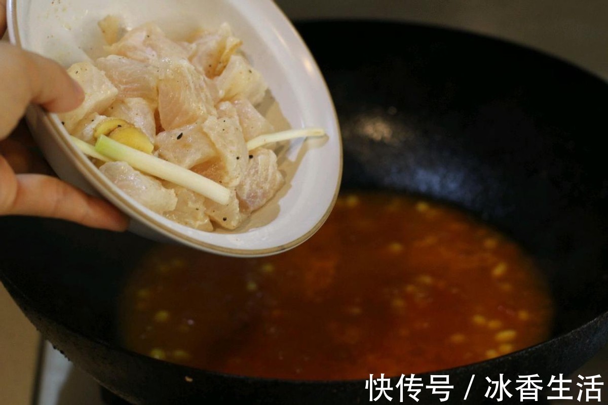好吃|多给孩子吃龙利鱼,肉多刺少,加入番茄一起炖煮,酸甜又好吃