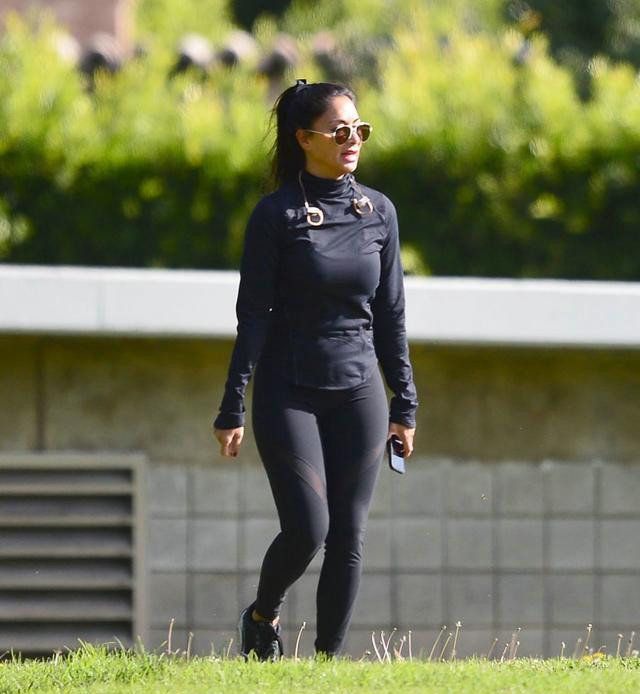 有型|妮可·舒可辛格穿黑色运动套装高挑有型, 积极晨跑活力十足!