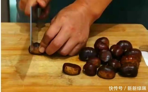 原来板栗壳难剥是用错水，学会这个方法，去皮干净不伤手