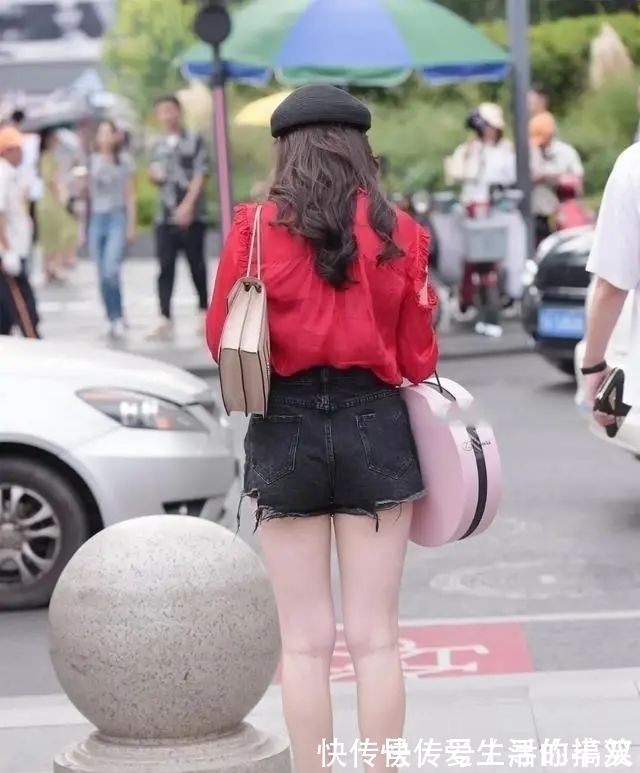 打底裤 打底裤的搭配更显娇俏感,带来浓厚的女人魅力,穿出淑女魅力