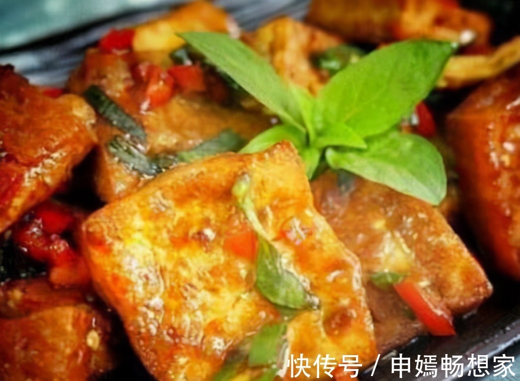 花生米|女性不想显老,推荐多吃三种美食,排毒清肠,补水养颜,试试吧