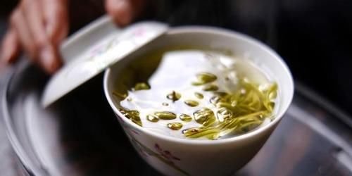 喝茶|用茶叶水喂药，到底对药性影响有多大？医生告诉您