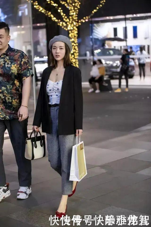 高跟鞋|街拍美女格纹的高腰短裤搭配一双尖头的高跟鞋,很显腿长,无敌显高