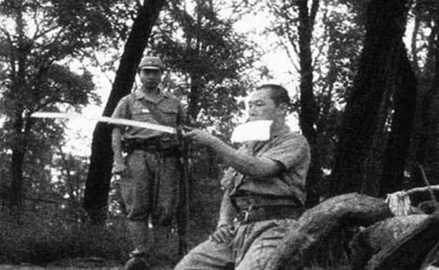 日本|日本武士如何剖腹?4张罕见照片给出答案,旁边还有士兵拿枪监督