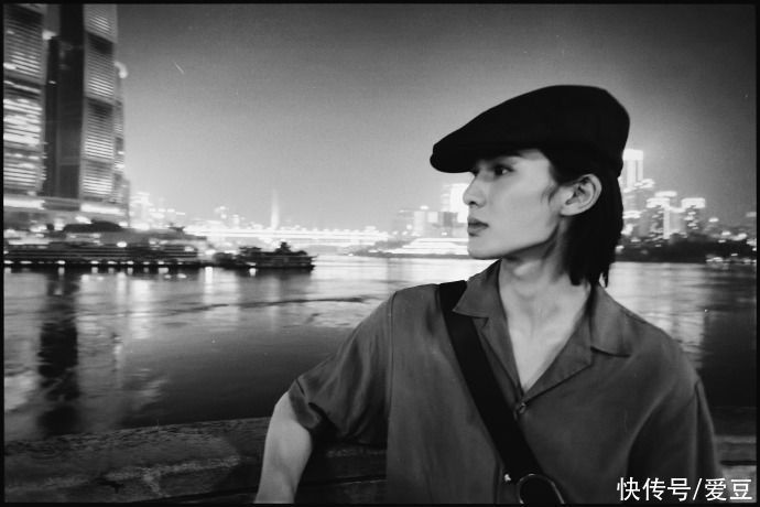 氛围感|210825 朱正廷发文将与重庆告别 夜游重庆氛围感拉满的随手拍公开