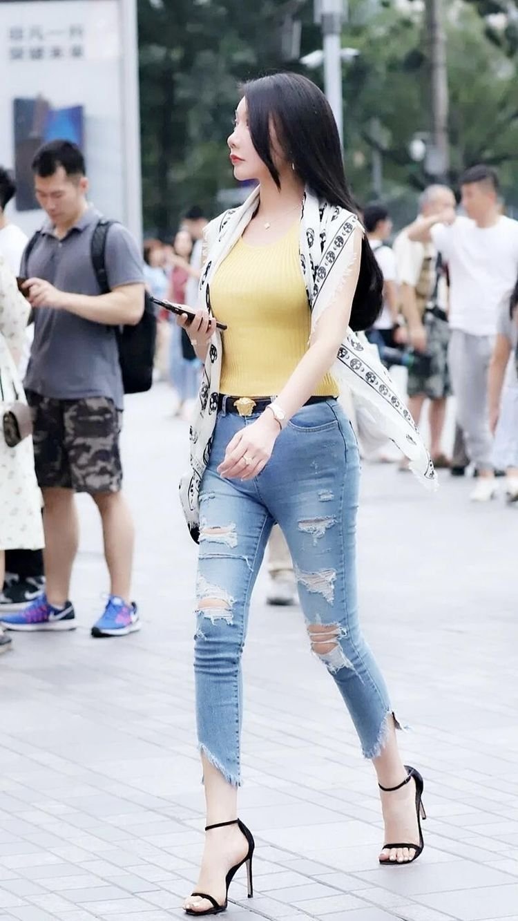 高跟鞋|美女街拍:“成熟”女性都这样穿,搭牛仔裤和高跟鞋,穿出迷人的风姿