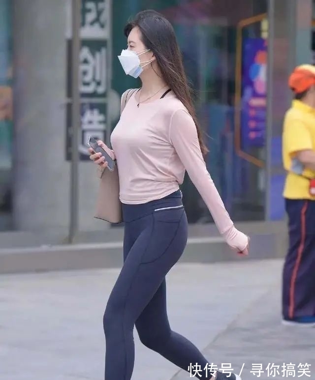 搭配 打底裤的搭配更显娇俏感,带来浓厚的女人魅力,穿出淑女魅力