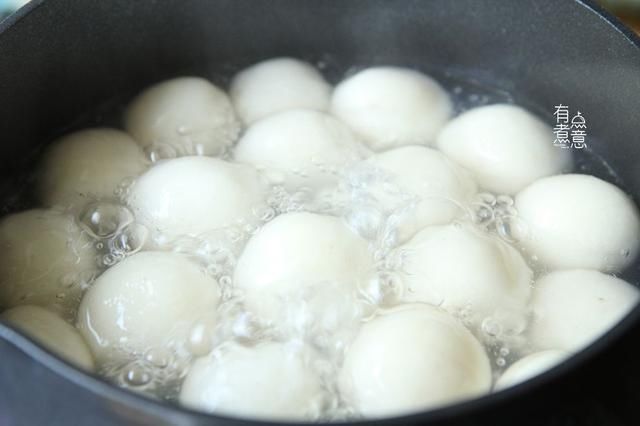 红糖浆|明日秋分，这碱性蔬菜要常吃，去皮煮一煮，淋上红糖浆，软糯香甜