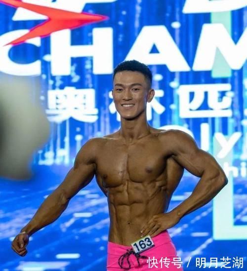 腹肌|家里贴满施瓦辛格海报，180cm小伙蜕变肌肉型男，8块腹肌太撩人