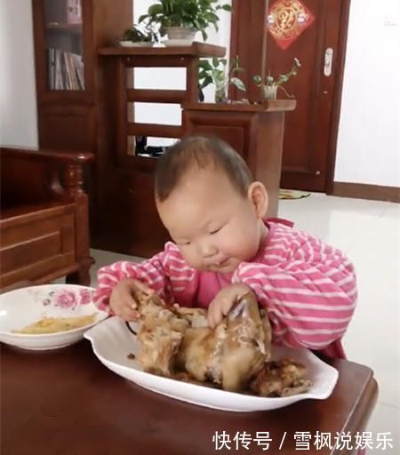 客厅|孩子饿醒后哭了,卧室里却没找到孩子,宝妈走到客厅笑得停不下来