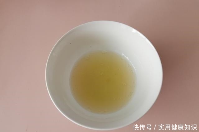  夏天不用烤箱也能做蛋糕，1搅1拌就完成，入口即化，孩子超爱吃