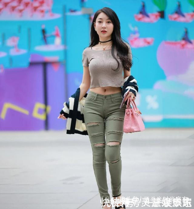 时尚风情|穿牛仔裤提升时尚魅力，个性穿搭让人眼前一亮，展现时尚风情！