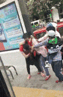 |搞笑GIF段子:神演技!不得不佩服大姐的反应!