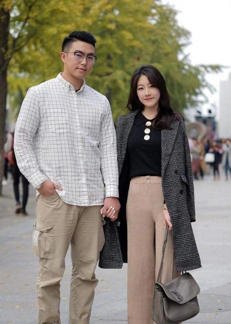 连体裤|街拍，蓝色的牛仔裤搭配针织衫，显得十分的有气势