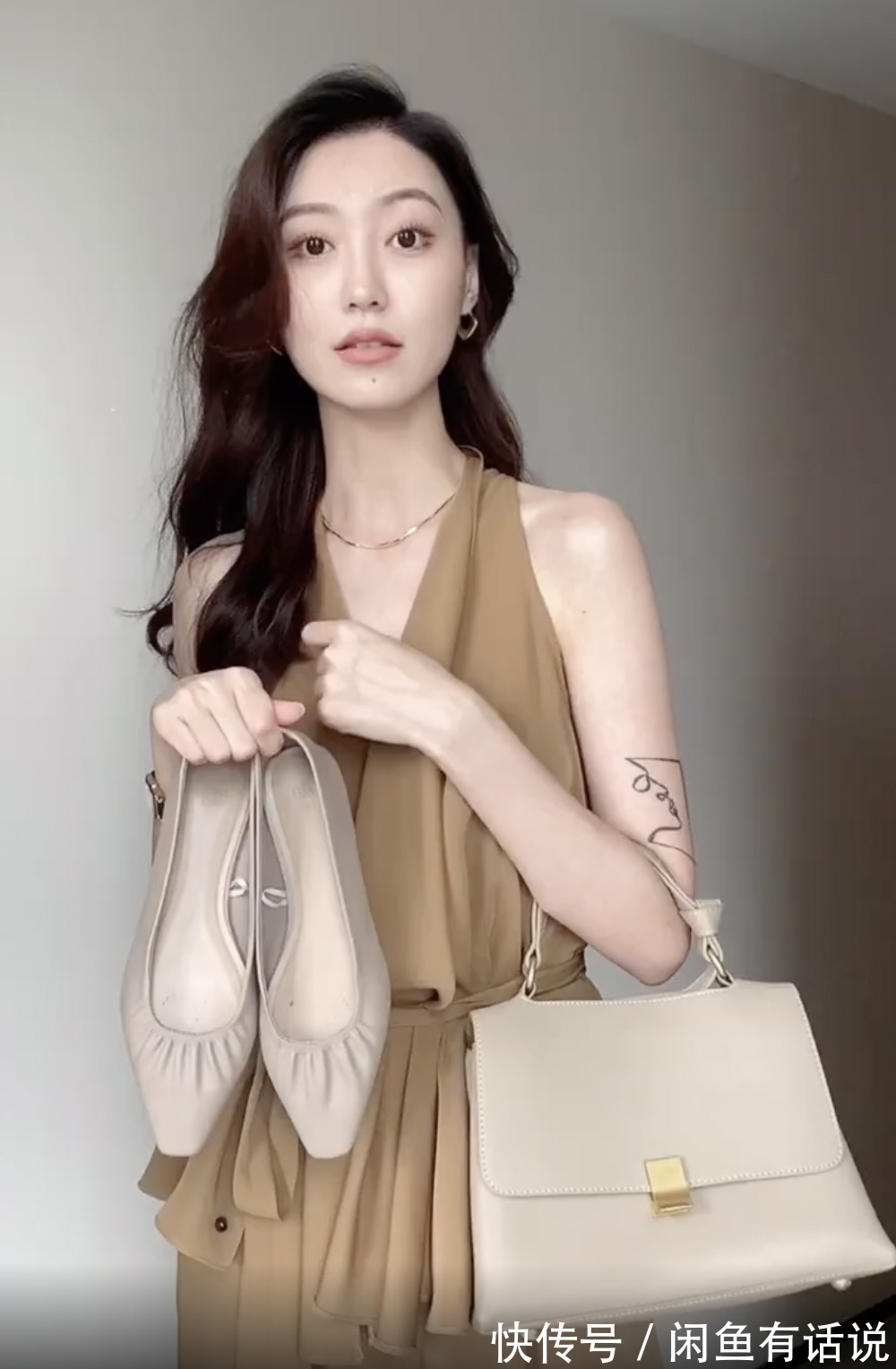 面料|素人博主亲身示范,穿衣想摆脱“廉价感”,做好这3点优雅还显贵