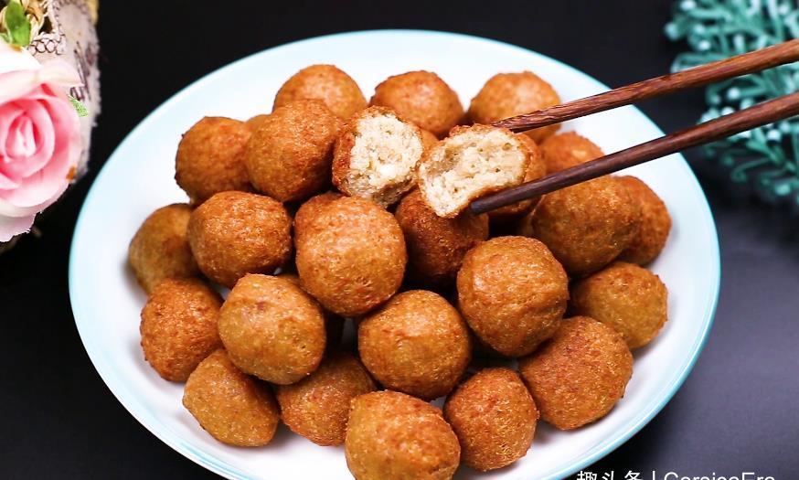 炸猪肉丸子时,谨记“2不放、加3样”丸子外焦里嫩,放凉也不硬