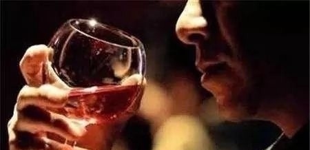 症状|长期喝酒的人,如果酒后时常出现3个症状,还请尽快戒掉