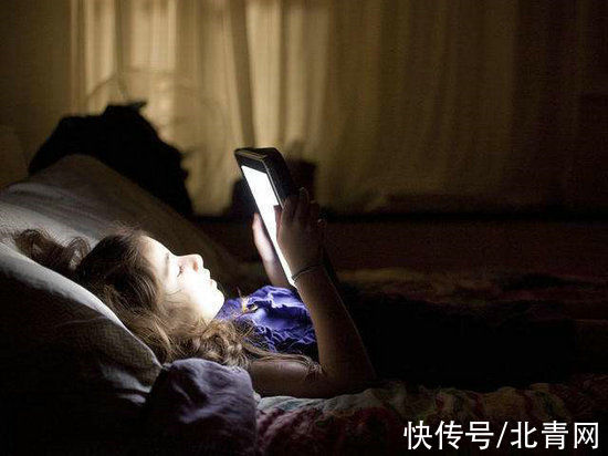 The danger of playing with mobile phones before bed may be more serious than you think