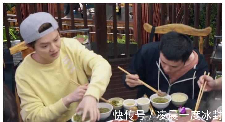 关晓彤|鹿晗只顾打麻将，忘把关晓彤衣服收起来！