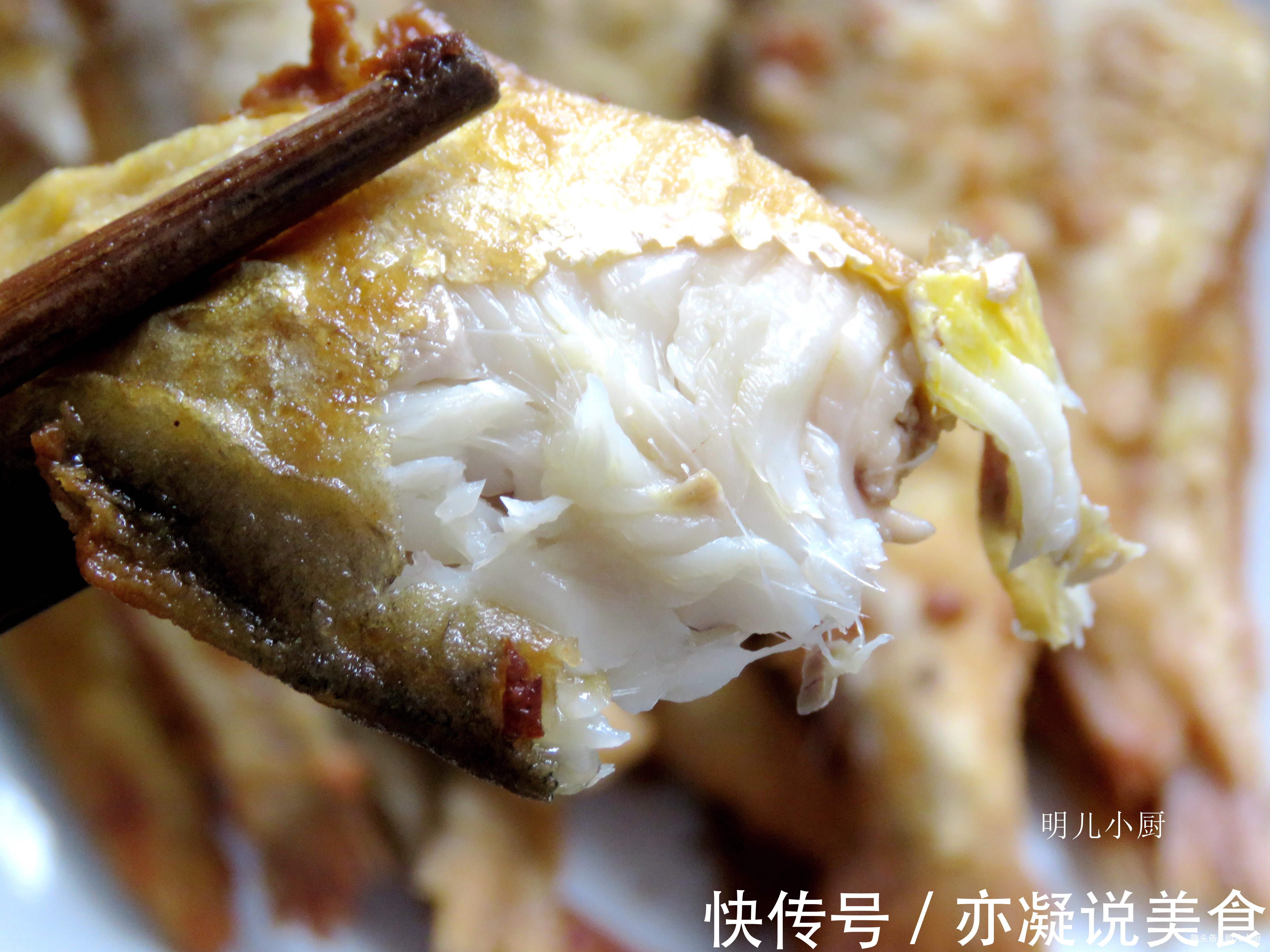 炸鱼时，千万别调水面糊，这样做外酥里嫩不腥气，比外面卖得好吃