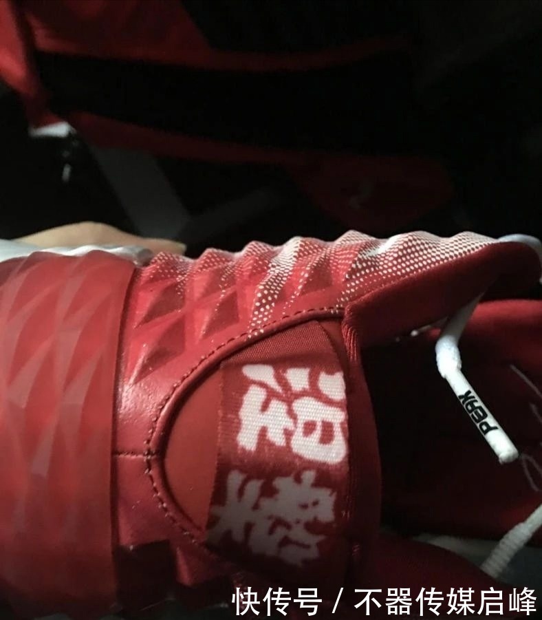 你敢相信!球星签名鞋第一代就有大底碳板!