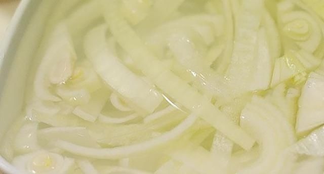 拌皮蛋时,只要放这2种调味料,味道保准错不了,谁吃谁喜欢