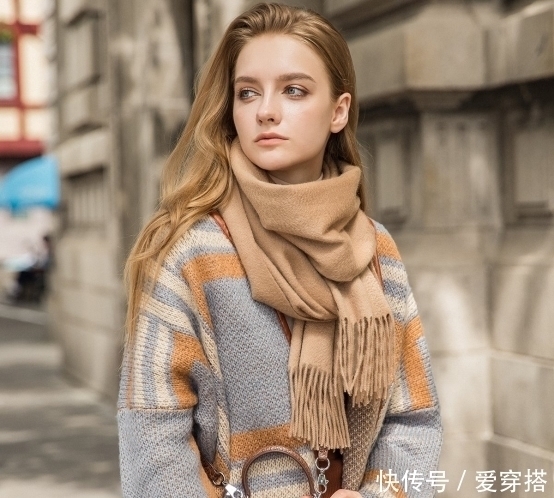 冬天里，围巾选3种“耐看色”，让你高级有气质