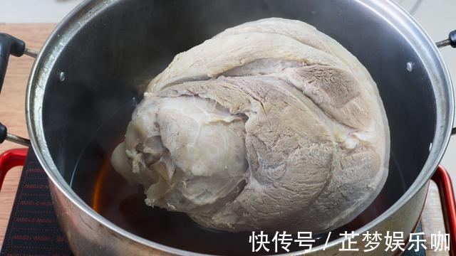 蓉儿|晚餐3斤猪肘子，一锅饭，一家四口吃的满嘴流油，网友：看着都馋