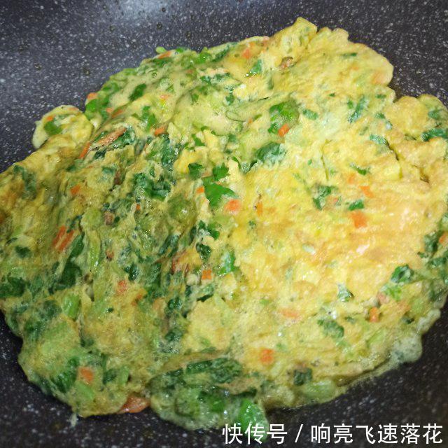 胡萝卜|香芹胡萝卜粒摊蛋,喷香味美,做法简单