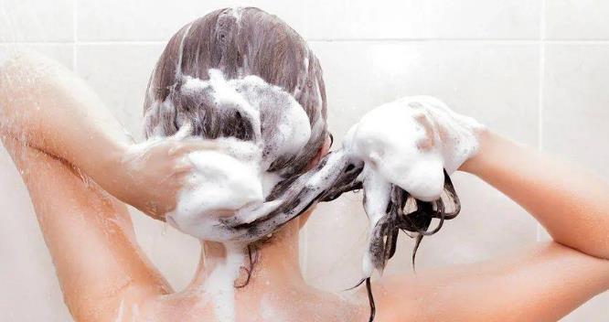 发质|头发隔多久洗一次才好？或许很多人都做错了，难怪头发越掉越厉害