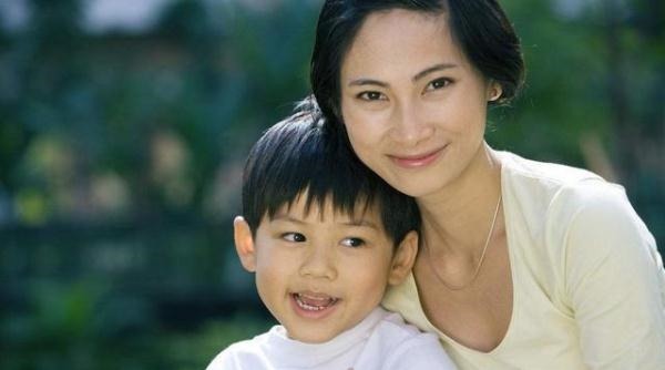 孩子|女儿看到爸爸在输液,抱着爸爸哭得稀里哗啦,网友:贴心小棉袄