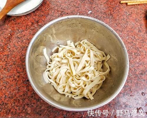 豆腐皮|豆腐皮换一种新吃法,香辣开胃,简单一拌,超爽口