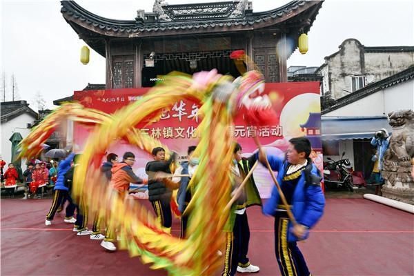 雨中行街热闹不减，三林老街上的“元宵味道”交关浓