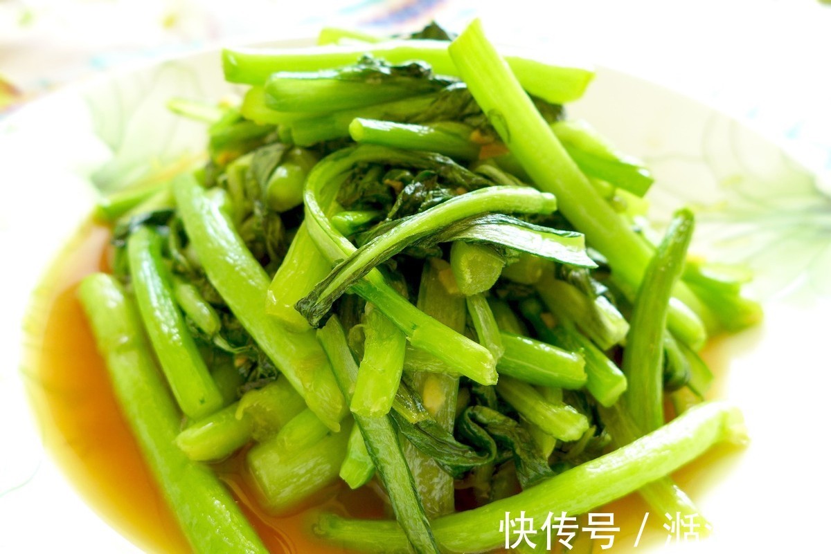 菜梗子|蒜蓉菜心这样做才好吃，颜色翠绿不发黄，看着就不错