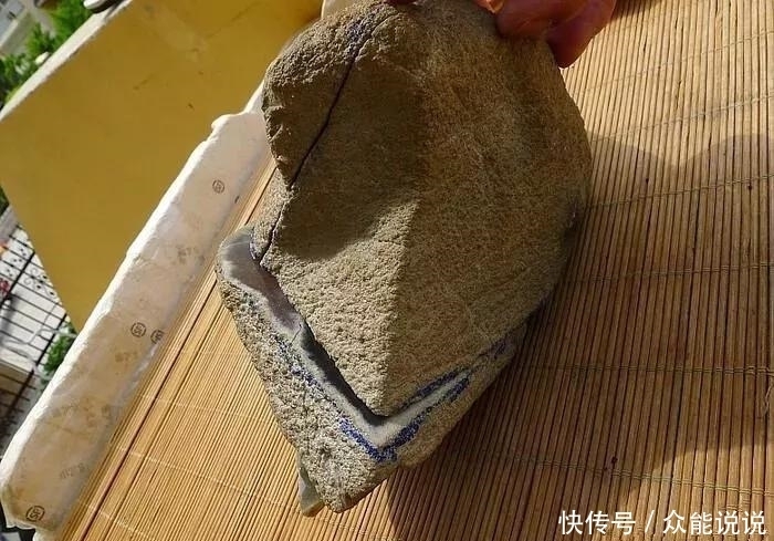 果冻|老缅也会看走眼,中万收的翡翠原石,竟一刀切出“果冻级”翡翠!