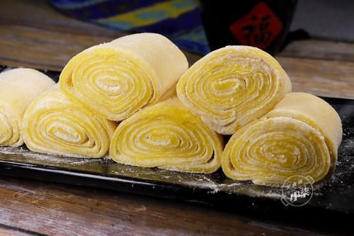 2个红薯，1碗糯米粉，不烤不油炸，简单一做，软糯香甜又多层